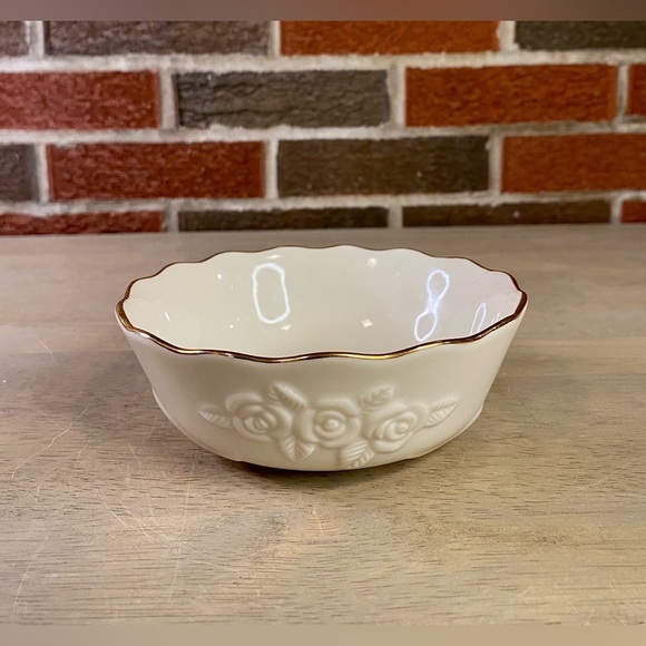 Vintage Lenox Rose Blossom Bowl Cream‎ Gold Trim Fine China Scalloped - Picture 1 of 11